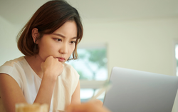 Ngày sinh nhật, mở món quà không đề tên người gửi mà tôi bật khóc 
