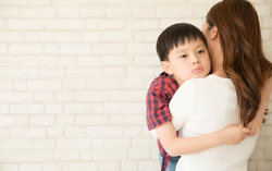 Nhìn con ăn bát mì tôm nở bung bét, nước mắt tôi rơi lã chã