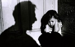 Những yếu tố có thể dẫn đến người lớn xâm hại trẻ em ngay trong nhà mình