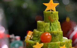 Làm trứng cuộn cây thông Noel chào đón lễ Giáng sinh