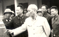 "Báo chí xung trận Hà Nội - Điện Biên Phủ trên không":  Bài ca chiến thắng về nghề báo