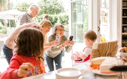 Chia sẻ hình ảnh con lên mạng xã hội có thể tạo cơ hội cho kẻ trộm công nghệ “ăn cắp danh tính”