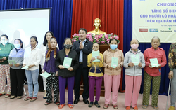 Ấm áp chương trình tặng sổ BHXH, thẻ BHYT cho gia đình khó khăn, người yếu thế