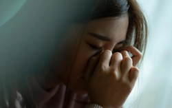 Đến nhà bạn trai, thấy người con gái ngồi trong phòng tối mà tôi đau lòng