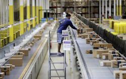 Công nhân của Amazon bị vắt kiệt sức trong mùa làm việc cao điểm 