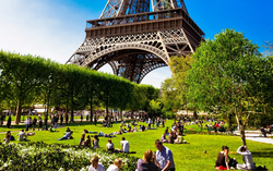 Cứ mong đến Paris xem tháp Eiffel, cô gái nhận ra không bao giờ nên tin ảnh sống ảo