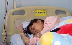 Bé gái không thay quần áo suốt 1 tháng, lý do đằng sau khiến ai cũng đau lòng 