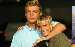 Nick Carter òa khóc trên sân khấu vì nhớ em trai Aaron Carter