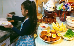 Hạnh phúc của người mẹ mỗi ngày được thưởng thức món ăn con gái 8 tuổi tự tay nấu