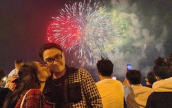 Pháo hoa rực sáng bầu trời TPHCM, chúc mừng năm mới 2023!