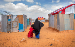 Somalia: Cuộc sống đói khổ và đầy rủi ro của người dân bên trong các trại di tản