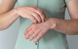 Bị ngứa da sau khi tắm: Nguyên nhân và cách khắc phục