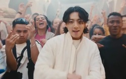 Jungkook (BTS) được vũ công đóng MV World Cup khen hết lời