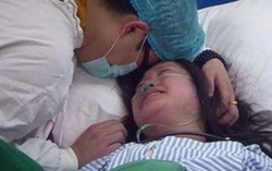 Vợ vừa ra khỏi phòng sinh, câu đầu tiên chồng bảo: "Vợ ơi con mở mắt to lắm!"