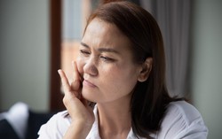 Nên làm gì khi bị liệt mặt, méo miệng do trời lạnh?