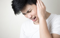 Chàng trai bị điếc đột ngột vì 2 thói quen xấu thường thấy ở người trẻ