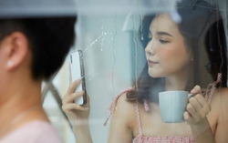 Thấy ảnh nền điện thoại của chồng cũ, tôi hối hận và muốn tái hợp
