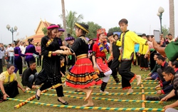 Khai thác tốt nguồn lực văn hoá để phát triển thương mại vùng dân tộc thiểu số