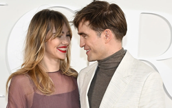 "Ma cà rồng" Robert Pattinson và bạn gái người mẫu lần đầu công khai lộ diện sau 4 năm yêu