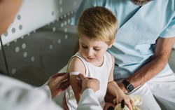 Những mũi tiêm quan trọng bảo vệ sức khỏe cả đời của bé