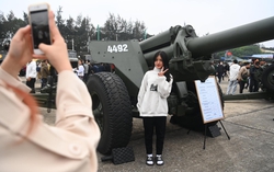 Người dân thích thú trải nghiệm Triển lãm Quốc phòng quốc tế lần đầu tiên tại Việt Nam