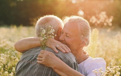 Nhân ngày Valentine, cùng tìm hiểu tâm lý sợ cô đơn khi về già