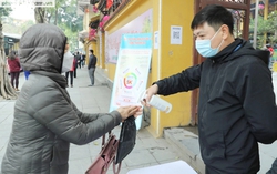 Người dân Thủ đô quét mã QR vào lễ đền, chùa trong ngày Rằm tháng Giêng