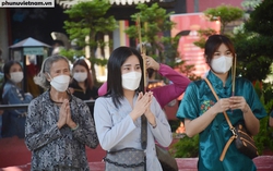 Rằm tháng Giêng, người Sài Gòn "đội nắng" đi lễ chùa  