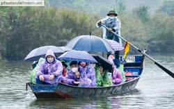 Du khách đội mưa đổ về chùa Hương trong ngày đầu tiên chính thức mở cửa