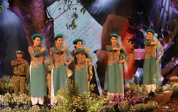 Áo dài "kể" chuyện tình của những người lính Bệnh viện Quân y 175