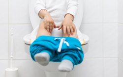 Bé 6 tuổi nguy kịch do bị táo bón kéo dài