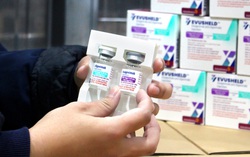 AstraZeneca bàn giao lô kháng thể đơn dòng Evusheld đầu tiên cho Việt Nam