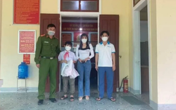 Nhặt được gần 20 triệu đồng trước nhà, 2 chị em đến công an tìm người trả lại
