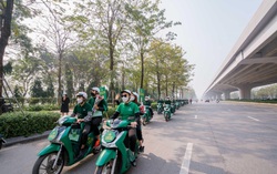 Dược phẩm Hoàng Hường bất ngờ tặng hoa cho hàng nghìn chị em đang mưu sinh trên đường phố trong ngày 8/3