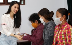 Siêu mẫu Quỳnh Hoa tặng quà người nghèo ở Cần Thơ