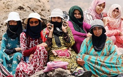 Phụ nữ Maroc ngâm mình trong nước biển 5 giờ mỗi ngày để mưu sinh