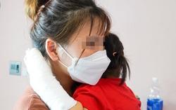 Rút điện thoại đang sạc để chơi, bé 29 tháng tuổi bị hoại tử