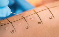 Sau tiêm vaccine Covid-19 trẻ gặp tác dụng phụ nào cần đưa tới bệnh viện gấp?
