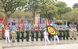 Các chiến sỹ “mũ nồi xanh” dâng hương và phát động thi đua trước khi lên đường làm nhiệm vụ