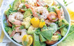 Làm salad tôm cà chua bi đổi vị ngày cuối tuần