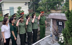 Phụ nữ Công an sinh hoạt chính trị, tặng quà trẻ mồ côi ở Hưng Yên