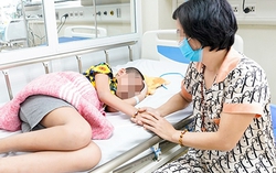 Người mẹ nghẹn ngào nói lời cảm ơn bác sĩ vì giúp con thoát khỏi cửa tử