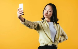 Mẹ "xì tin" hơn cả con