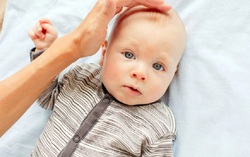 Bé bị nổi cục u mềm trên đầu do đâu?