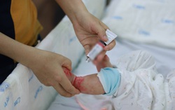 Dễ rước họa vì tự bôi thuốc, đắp lá cây trị viêm da cơ địa cho trẻ