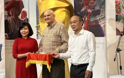 Bác sĩ Mỹ tặng gần 500 hiện vật văn hóa cho Bảo tàng Phụ nữ Việt Nam