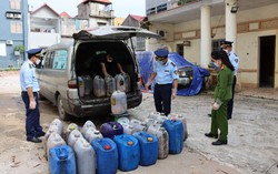 Phát hiện xe chở 42 can chứa mỡ lợn không rõ nguồn xuất xứ