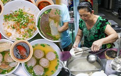 Quán hủ tiếu đắt đỏ ở Sài Gòn tồn tại gần 60 năm, hút khách vì công thức bò viên tuyệt đỉnh