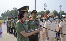 Phụ nữ Công an tiêu biểu dâng hoa và báo công với Bác