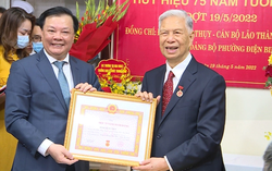 Nguyên Phó Chủ tịch Quốc hội Đặng Quân Thụy nhận Huy hiệu 75 năm tuổi Đảng